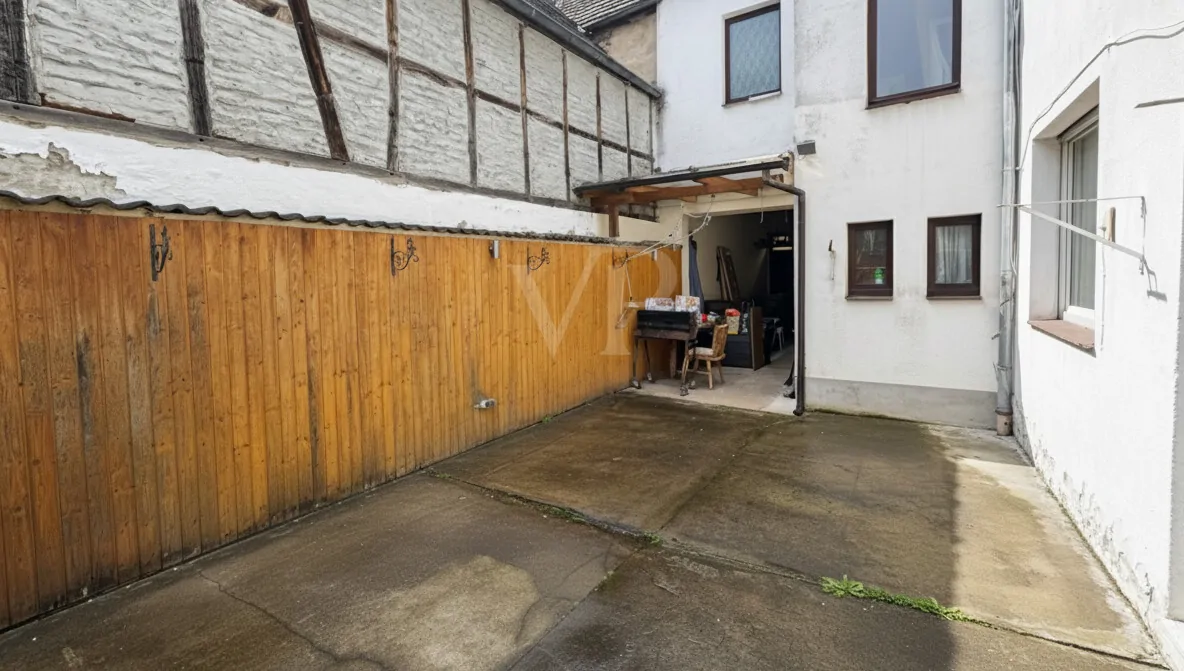 Innenhof - KI-generierte, leergeräumte Darstellung