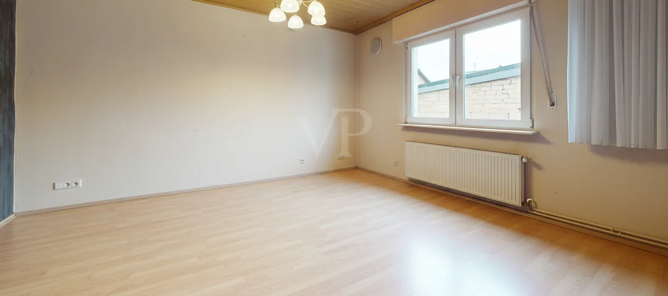 Wohnbereich - KI-generierte, leergeräumte Darstellung