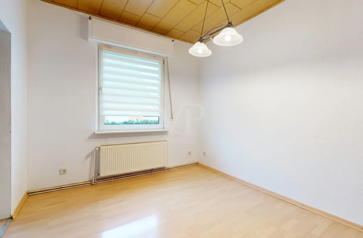 Sitzecke in der Küche - KI-generierte, leergeräumte Darstellung