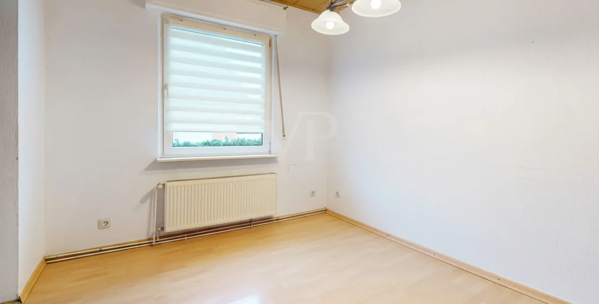 Sitzecke in der Küche - KI-generierte, leergeräumte Darstellung