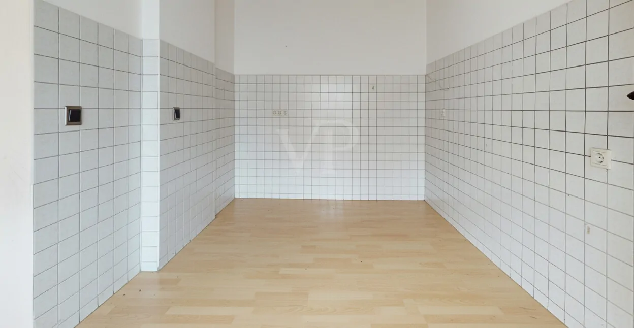 Küche - KI-generierte, leergeräumte Darstellung