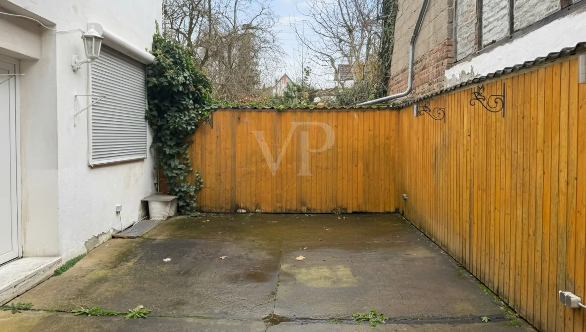 Innenhof - KI-generierte, leergeräumte Darstellung