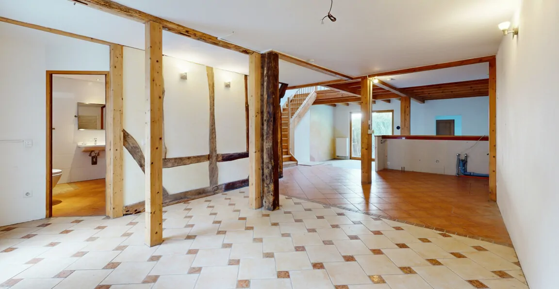 Eingangsbereich mit Blick in die offene Küche