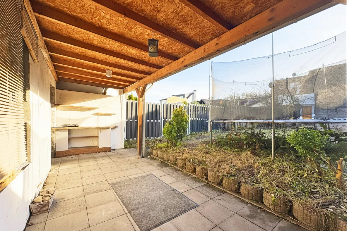 Terrassenbereich mit Zugang zur Doppelgarage