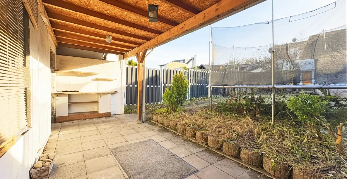 Terrassenbereich mit Zugang zur Doppelgarage
