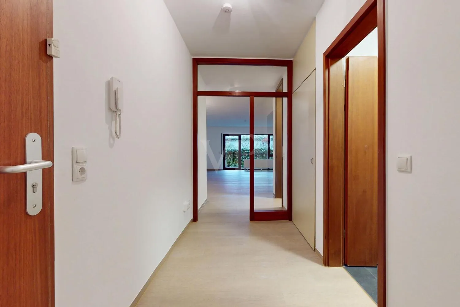 Geräumiger Flur mit Abstellkammer