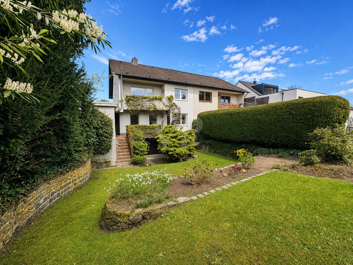 Gartenansicht mit Blick zum Haus