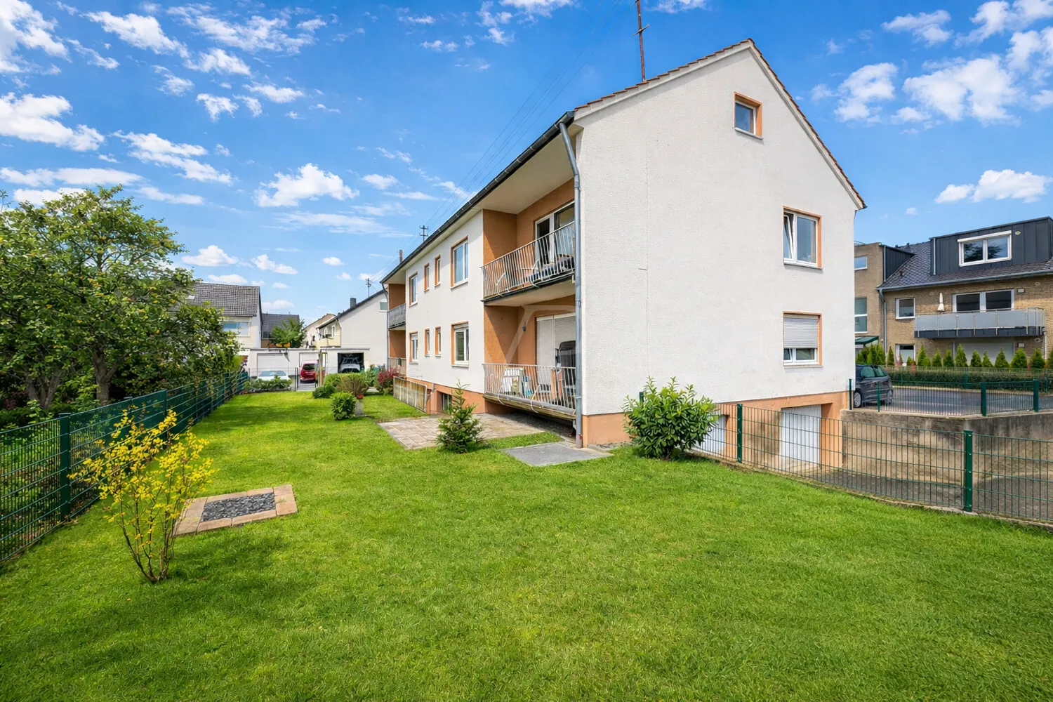 Hausansicht Rückseite und Blick in den Garten
