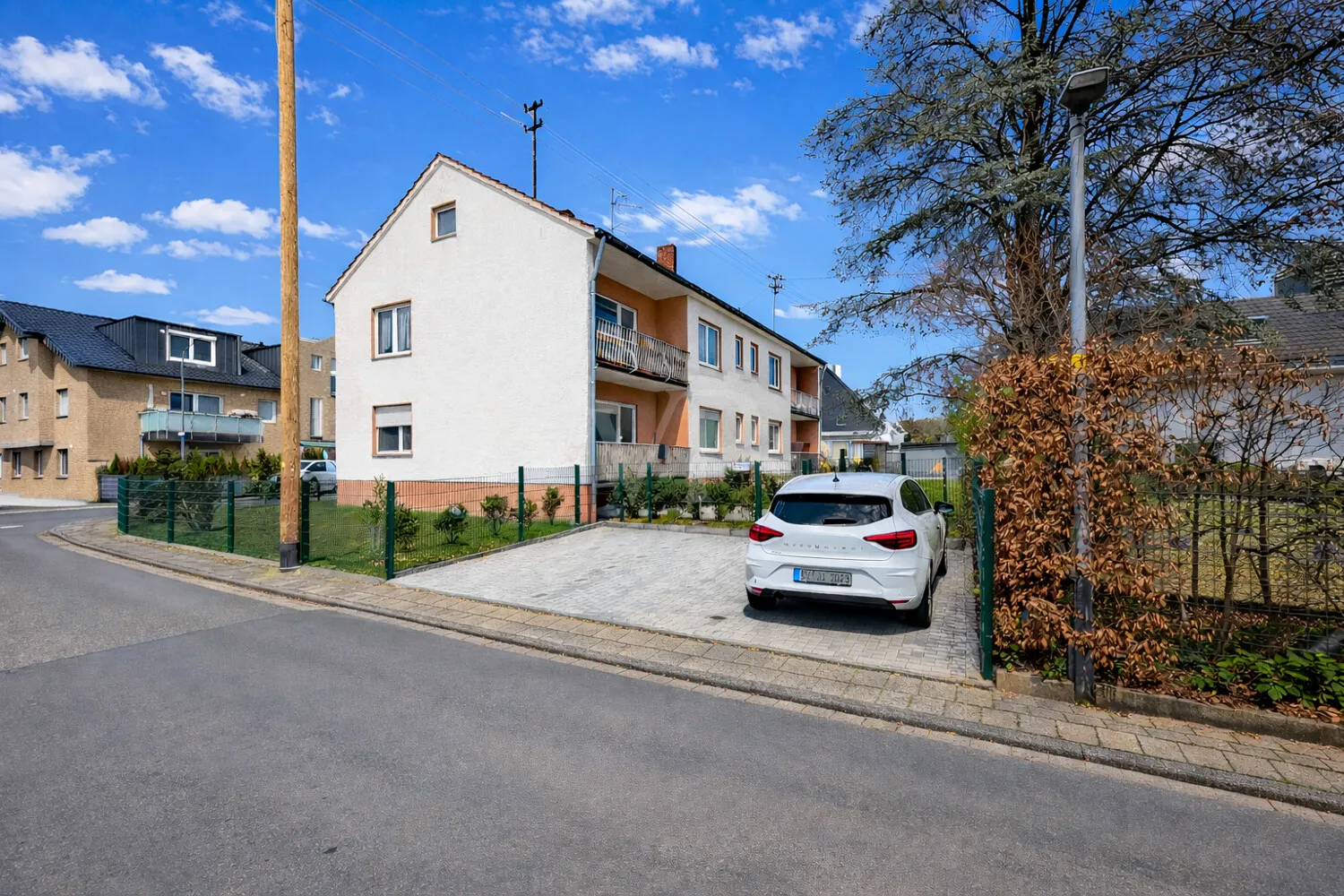 Blick auf die Parkplätze