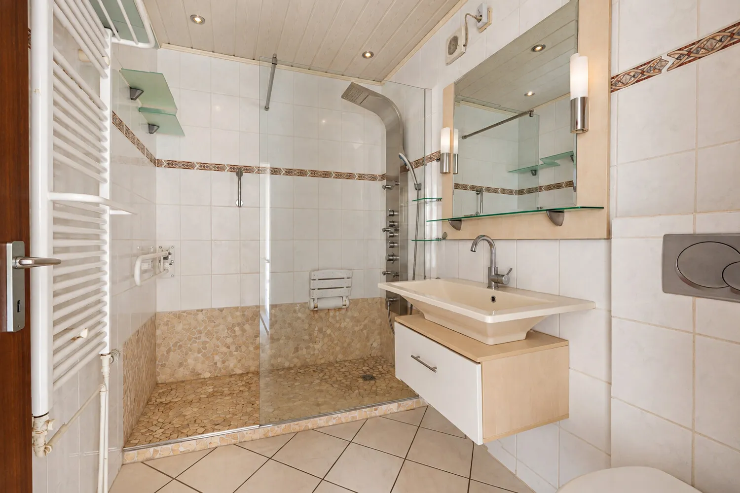 Badezimmer Wohnung EG