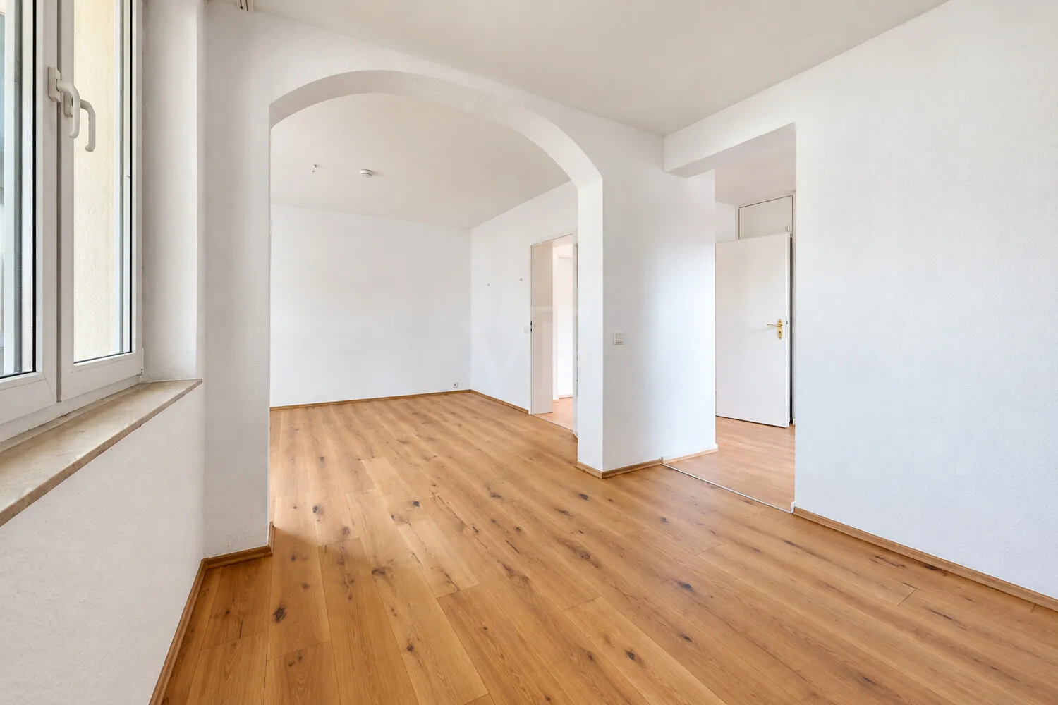 Essbereich mit Blick in den Wohnbereich