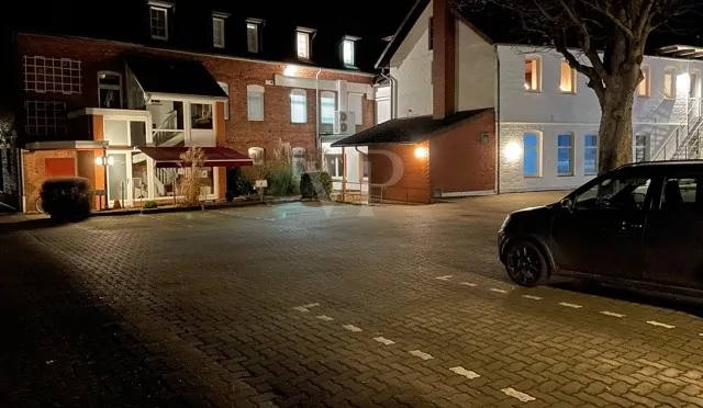 Rückansicht mit Parkplatz