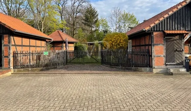 Werkstatt und Carport