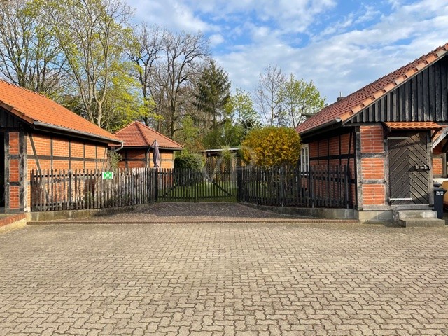 Werkstatt und Carport