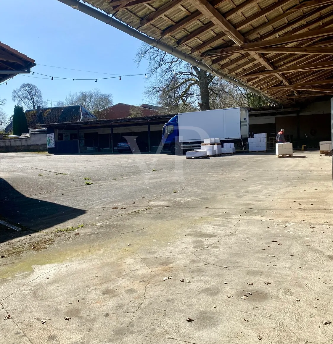 Schleppdach vor der Halle