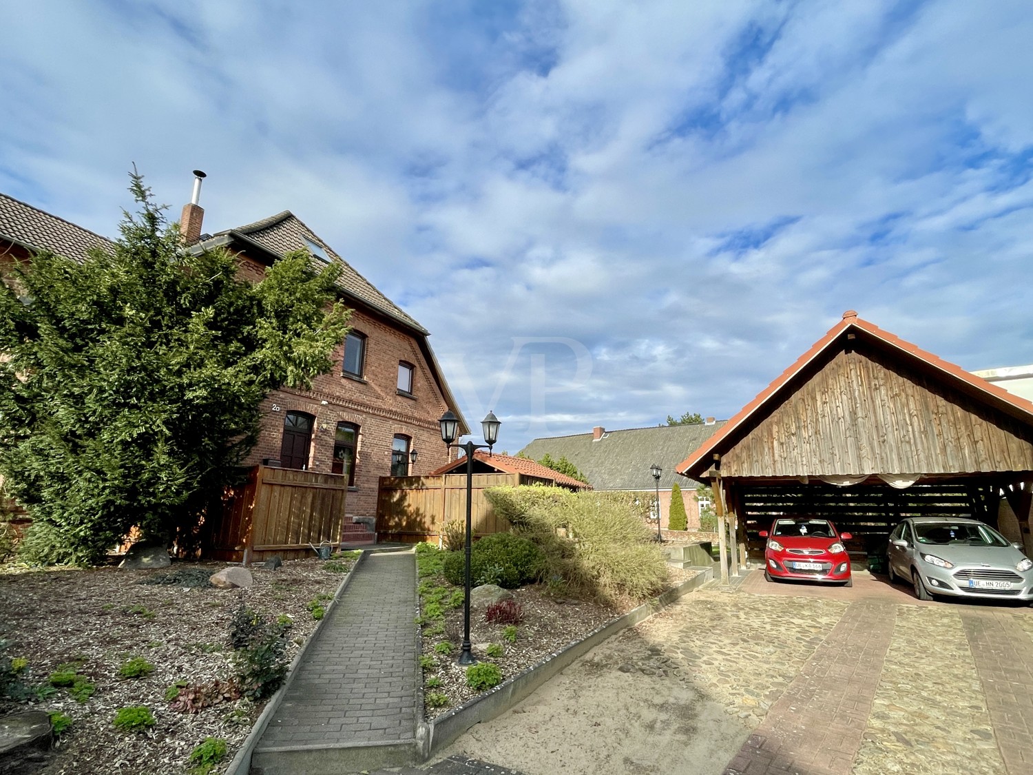 Ansicht der rechten Wohnung mit Carport