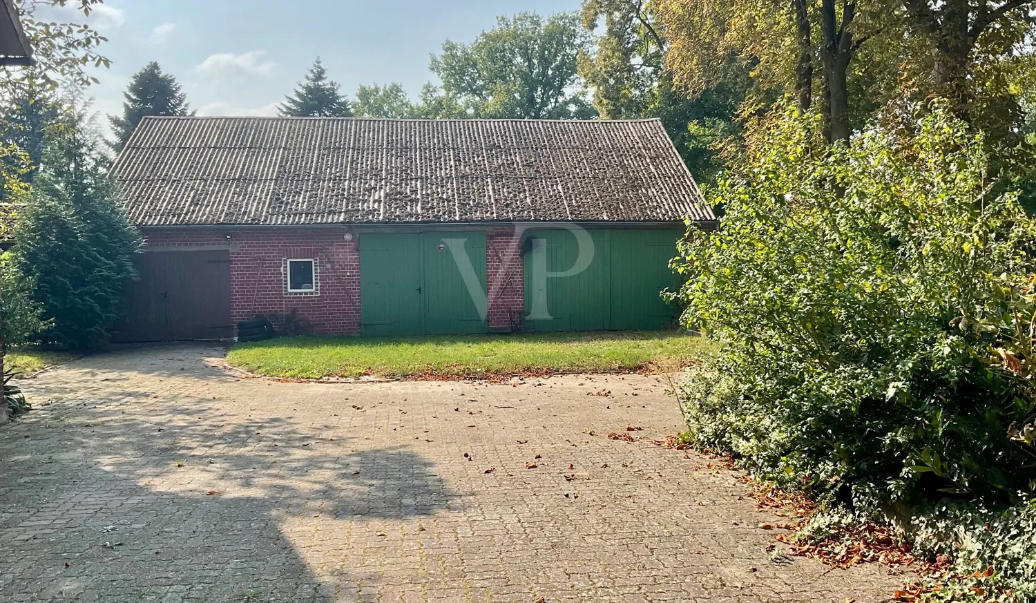 Nebengebäude mit Garagen