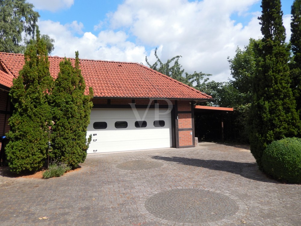 Blick zur Doppelgarage mit Carport