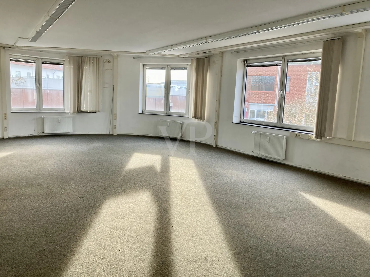 Étage de bureaux avec parking souterrain à louer – possibilité d'aménagement individuel par le propriétaire
