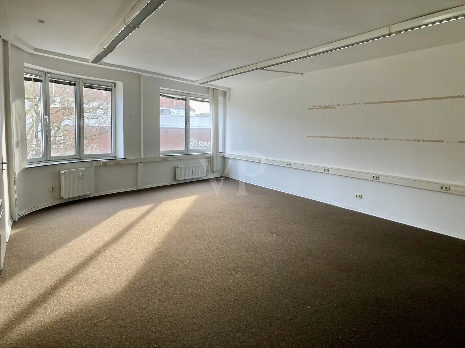 Étage de bureaux avec parking souterrain à louer – possibilité d'aménagement individuel par le propriétaire