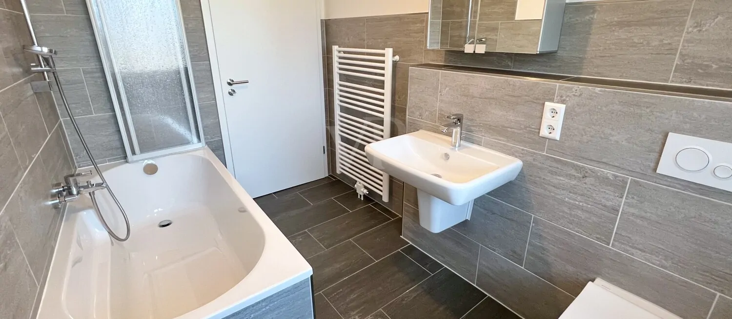 OG Wannenbad mit integriertem Duschelement