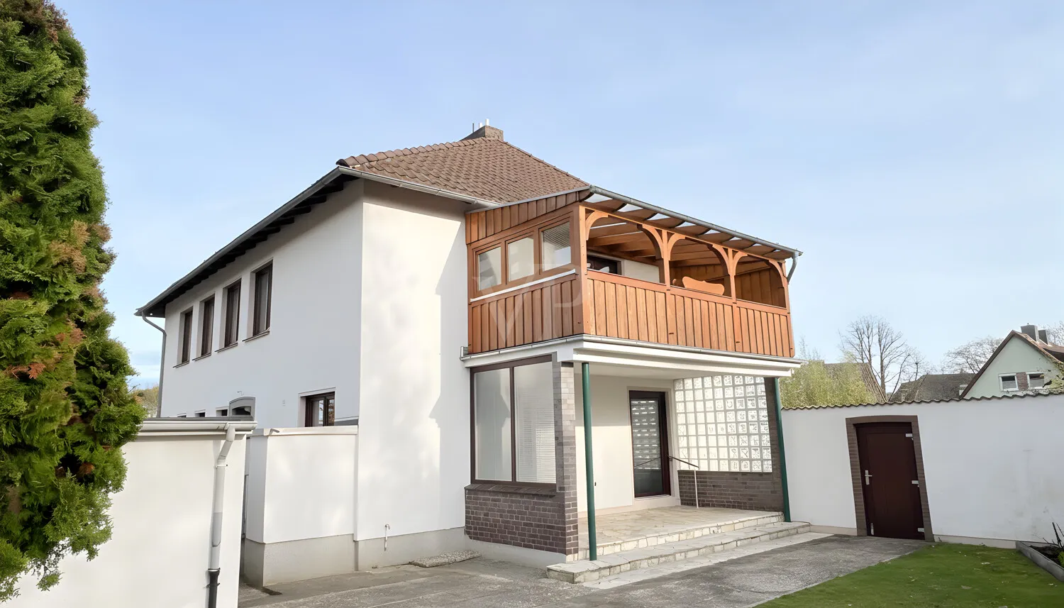 Terrasse mit begrüntem Innnenhof und Balkon
