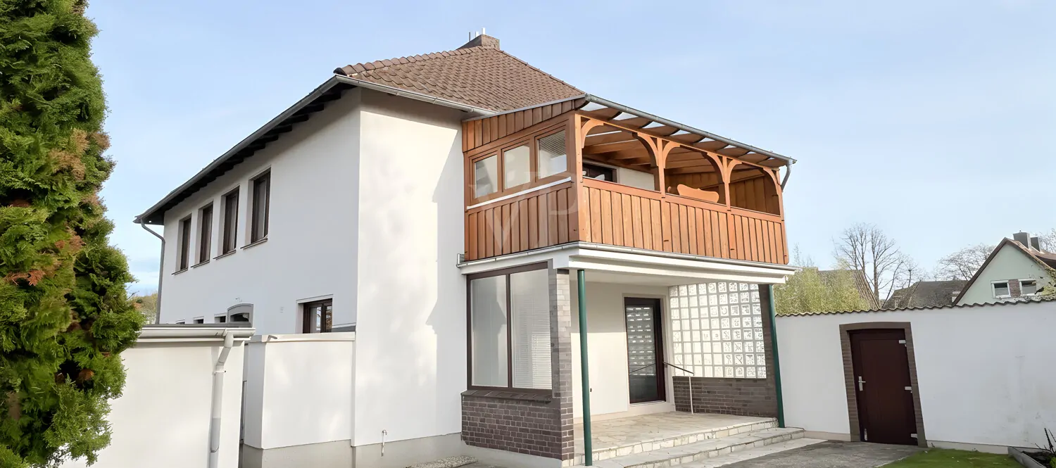 Terrasse mit begrüntem Innnenhof und Balkon