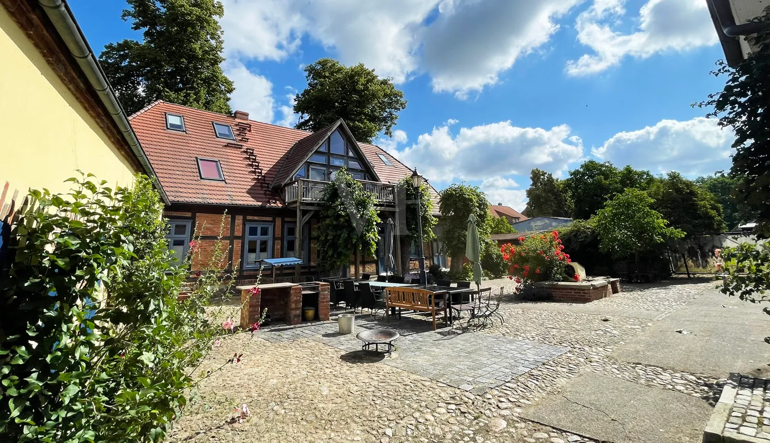 Innenhof mit Grillplatz