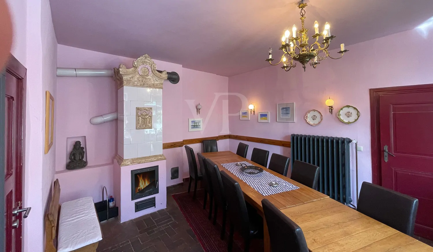 Gemeinschaftsküche mit antikem Kachelofen 200