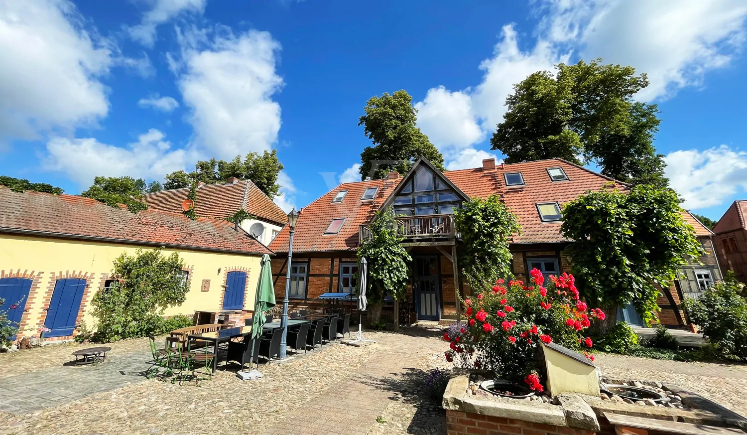 Innenhof mit Brunnen und Sitzgruppe