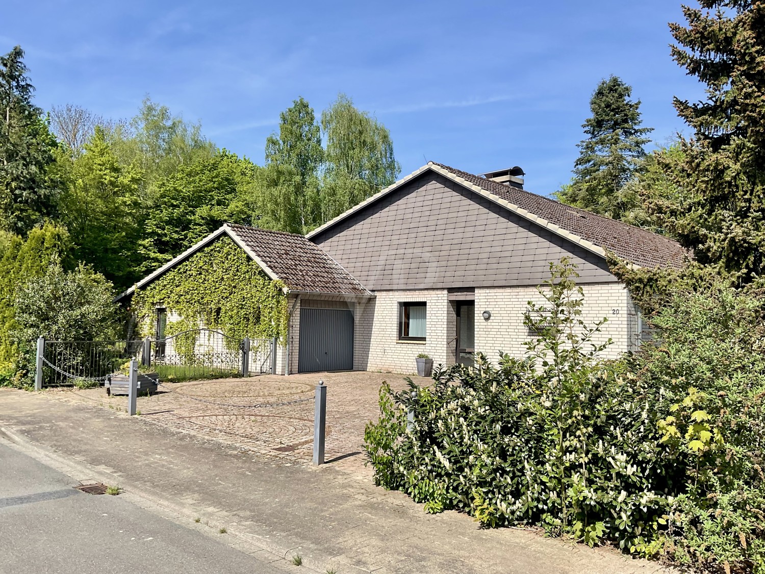 Außenansicht Einfahrt