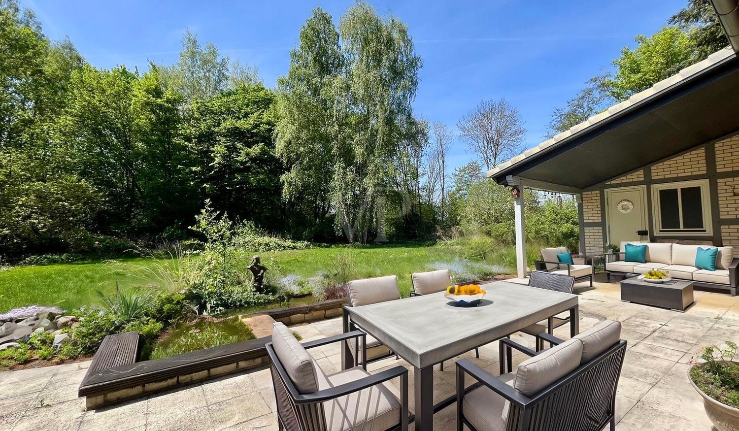 Terrasse mit Blick in den Garten
