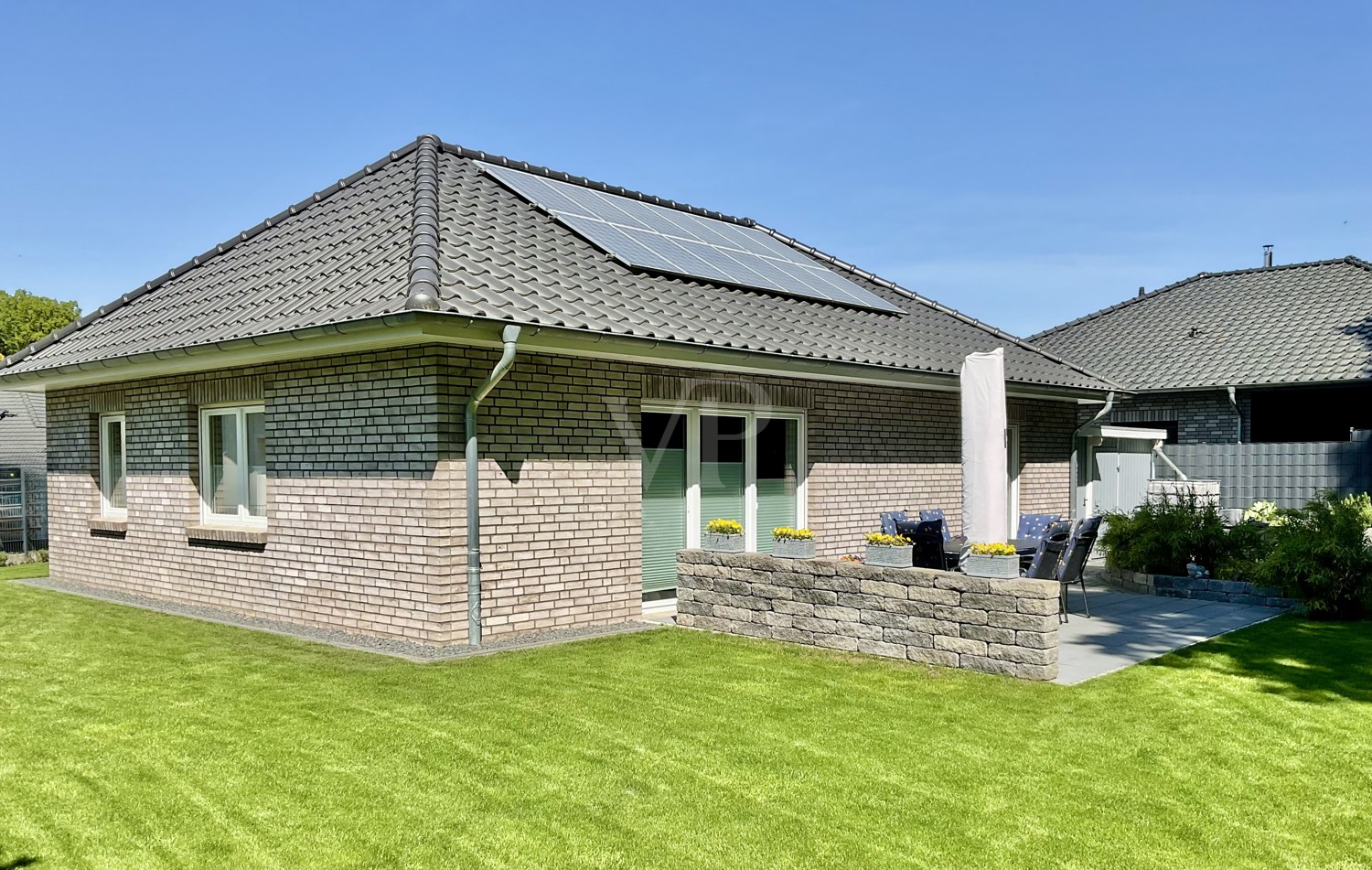 Seitenansicht mit Blick zur Terrasse