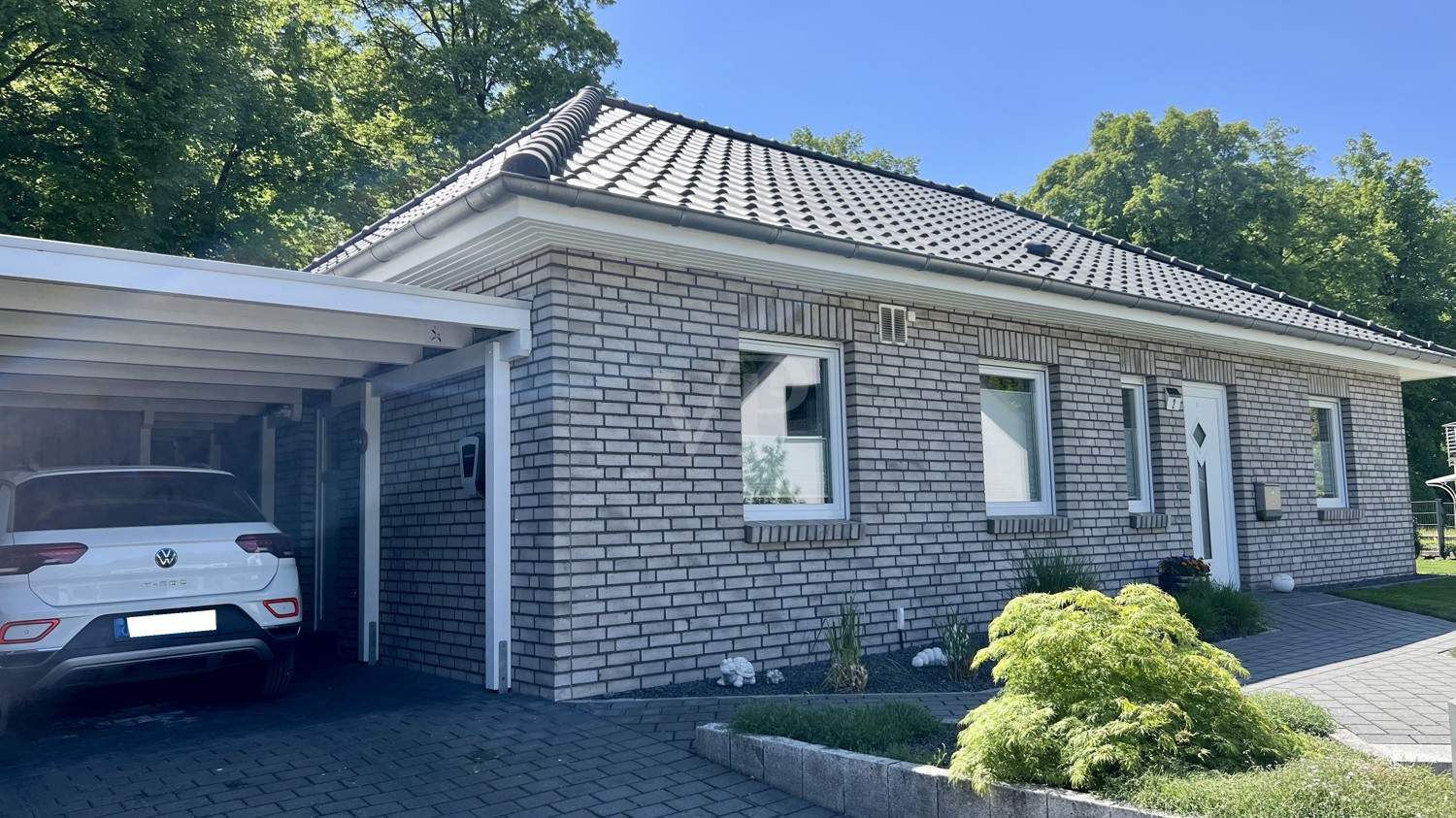 Vorderansicht mit Carport