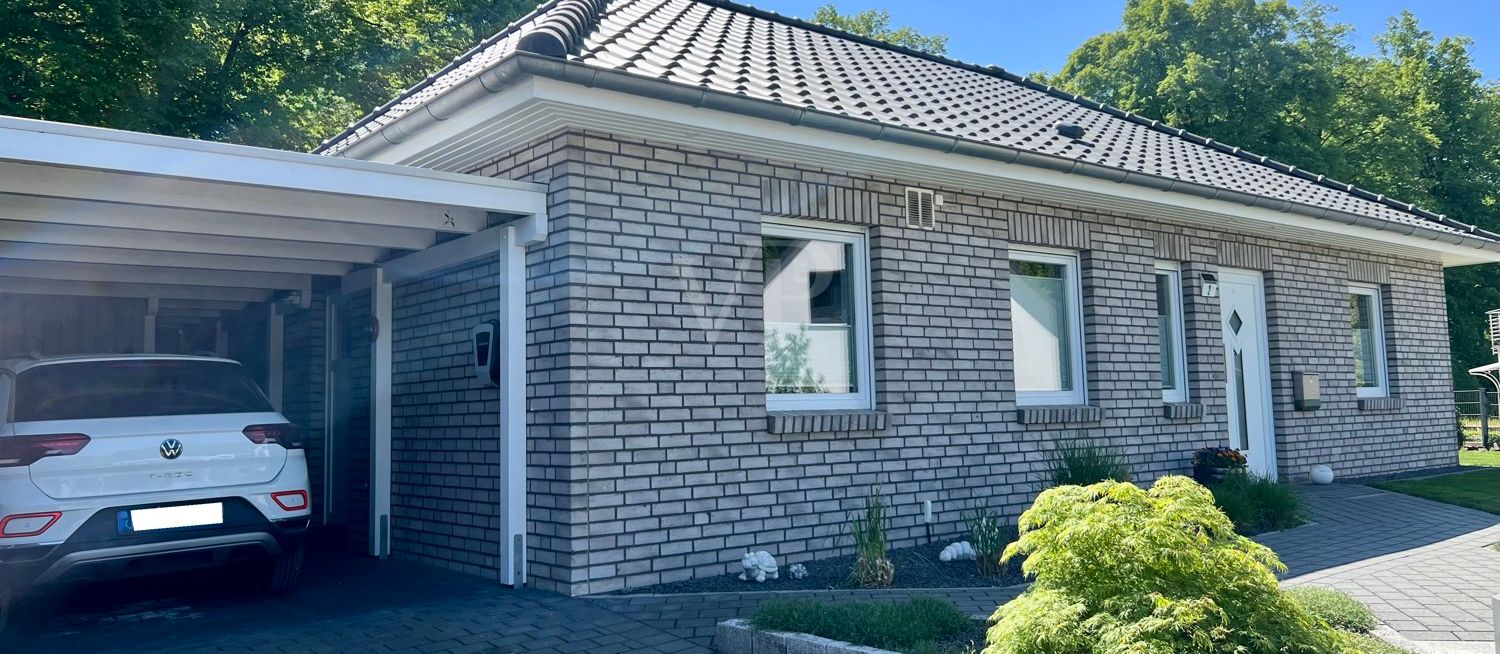 Vorderansicht mit Carport
