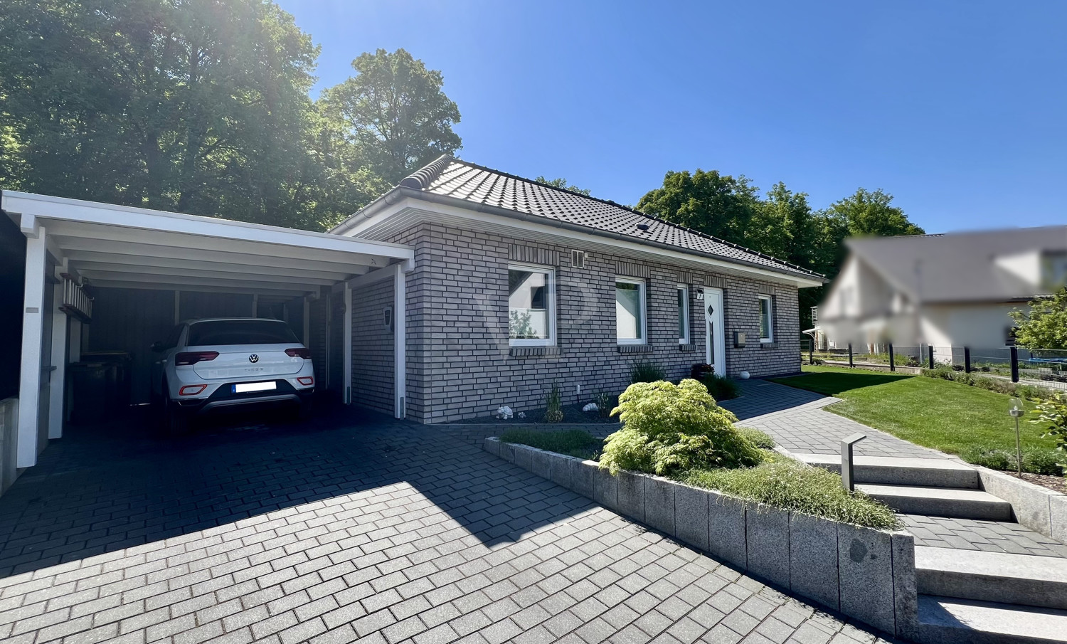Vorderansicht mit Carport