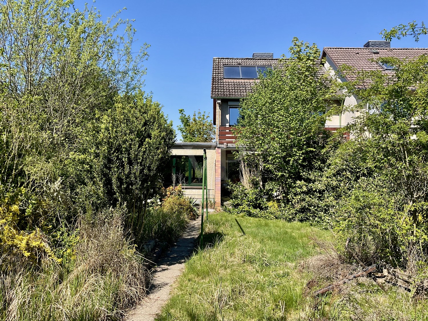 Blick vom Garten zum Haus
