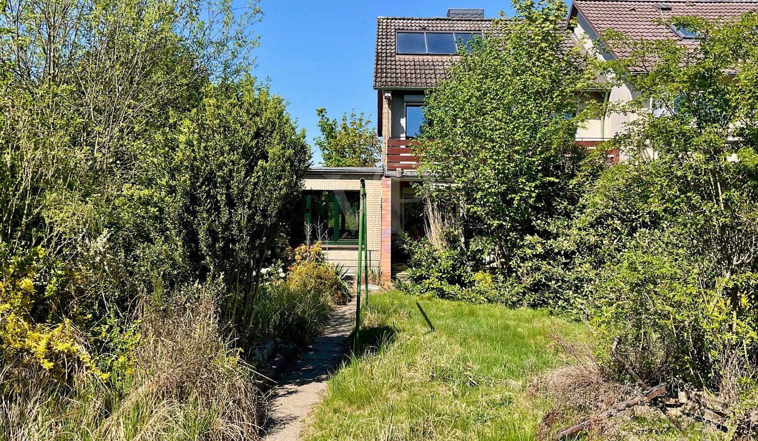 Blick vom Garten zum Haus