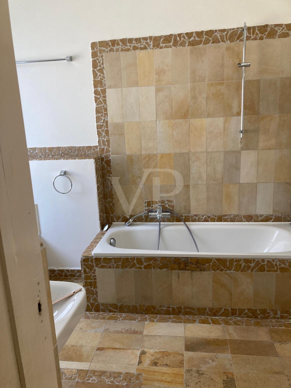 Bad mit Wanne und Dusche5c-9ca3-fb902ae39280