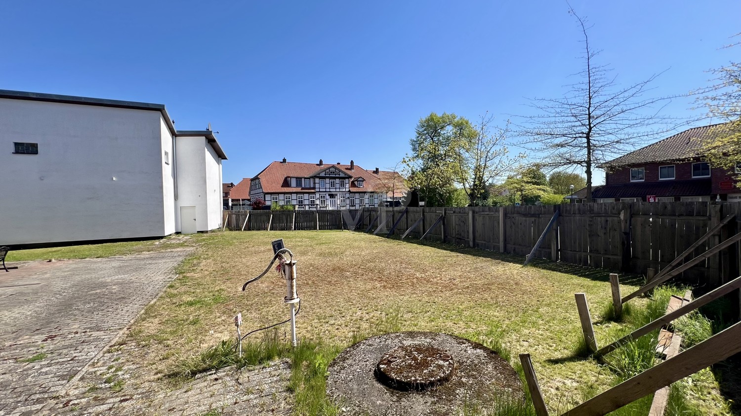 Blick zum Wohn- und Geschäftshaus