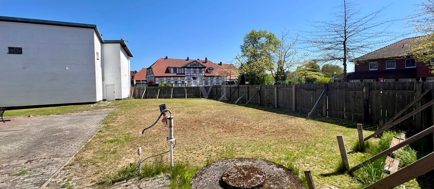 Blick zum Wohn- und Geschäftshaus