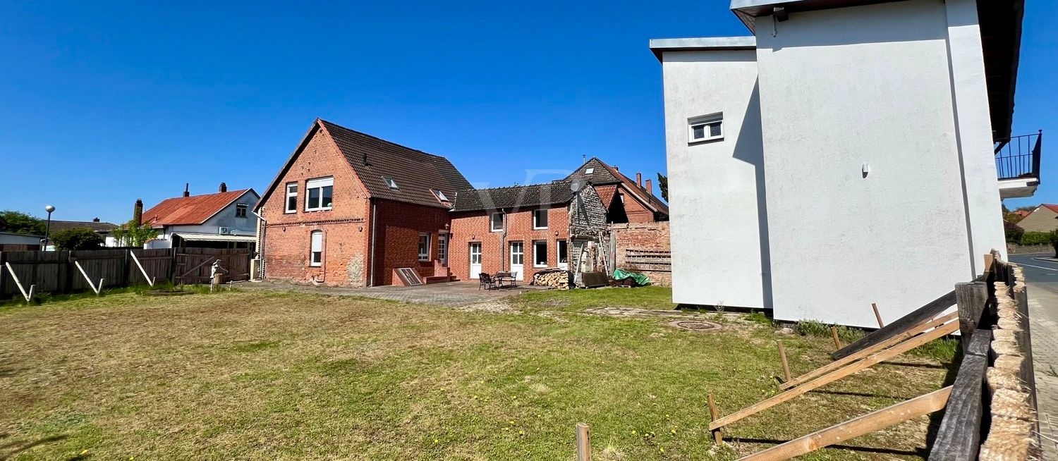 Außenansicht mit Grundstück