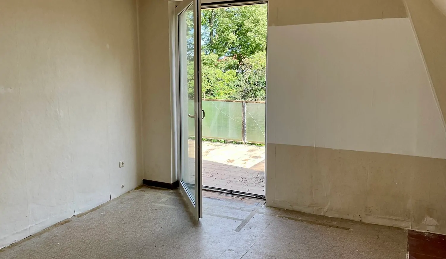 Zimmer mit Zugang zum Balkon