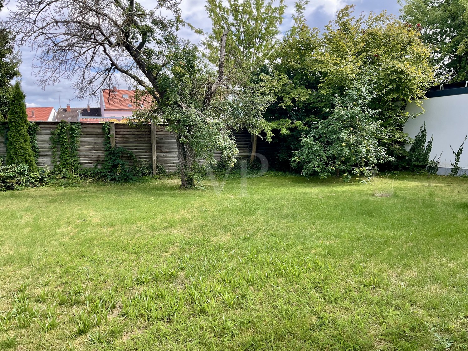 Garten mit Obstbaum