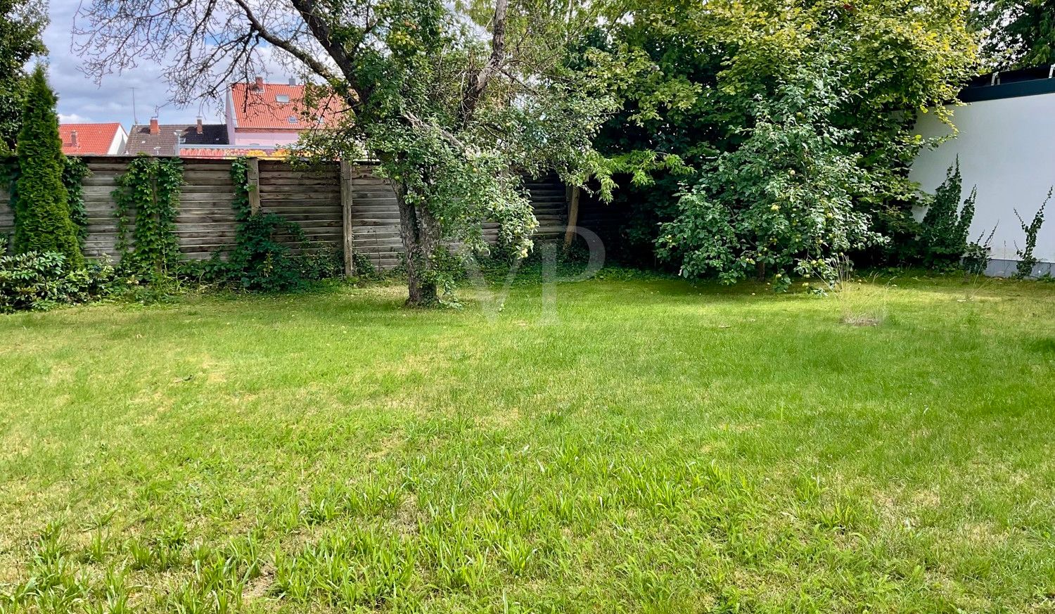 Garten mit Obstbaum