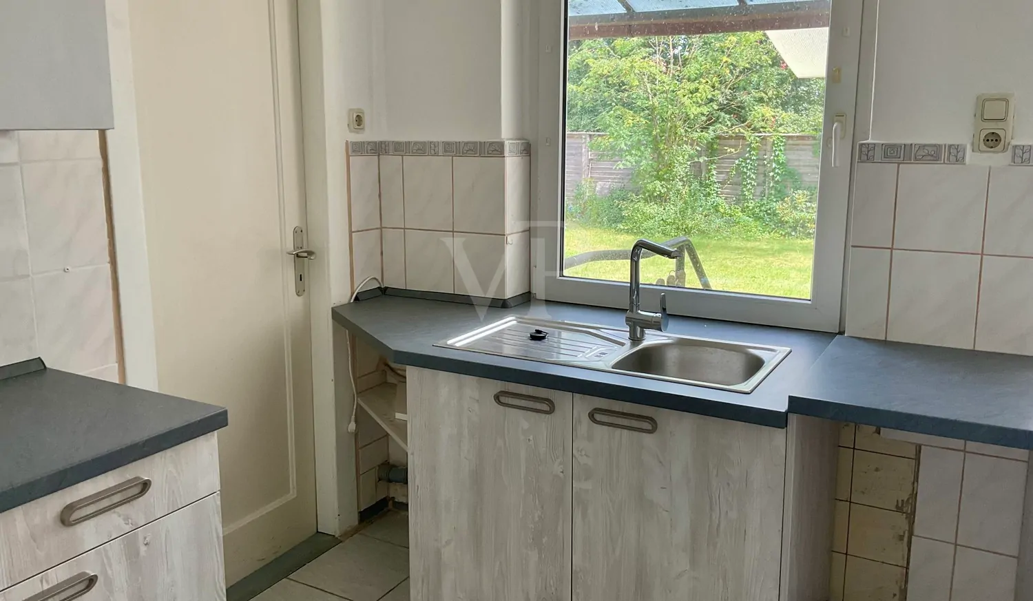 Küche mit Zugang zur Vorratskammer