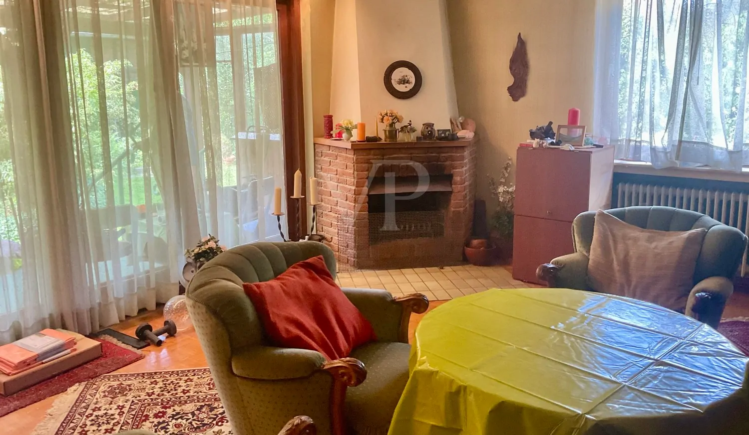 Wintergarten mit Kamin und Blick zur Terrasse