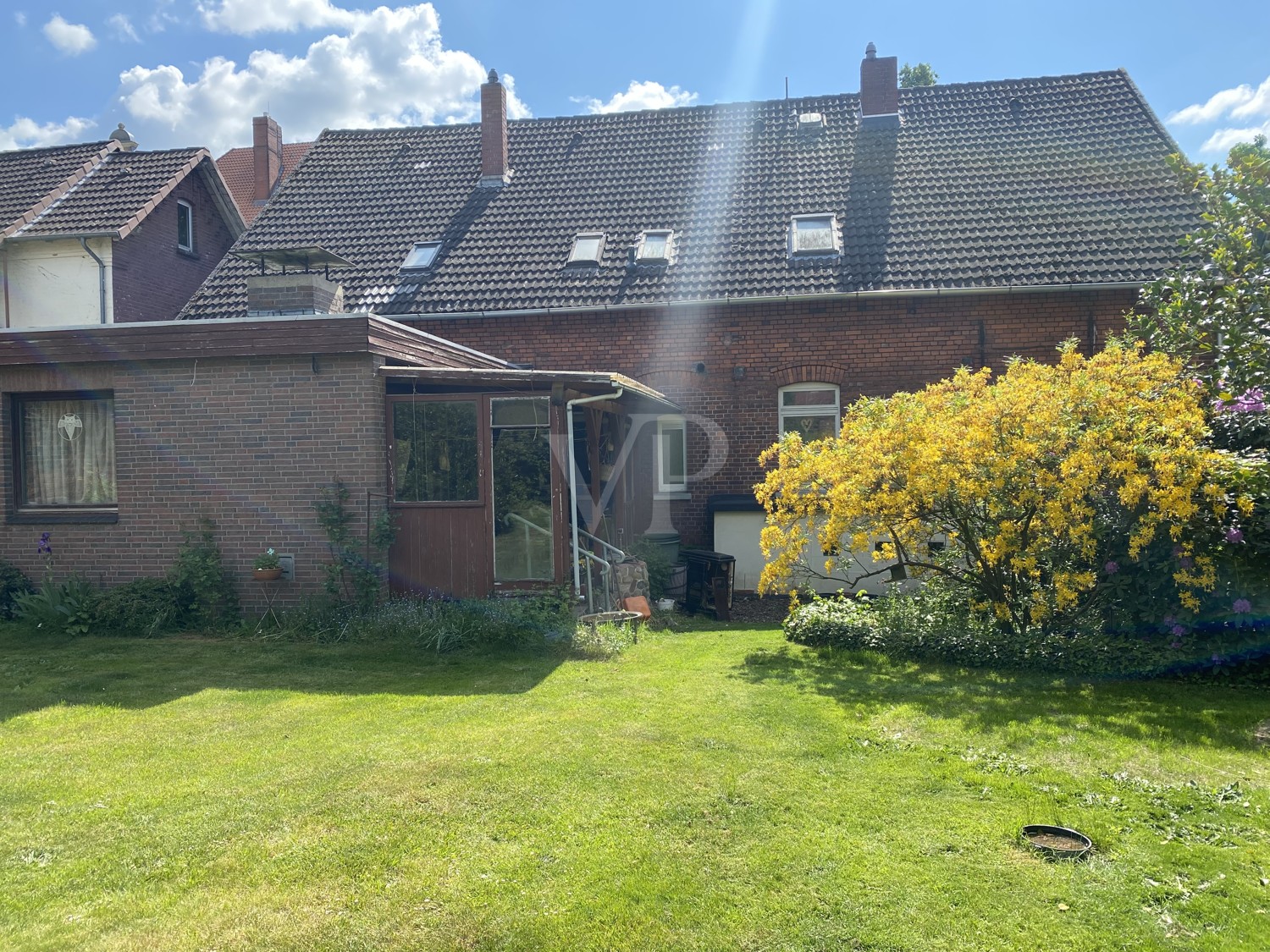Ansicht vom Garten mit Anbau