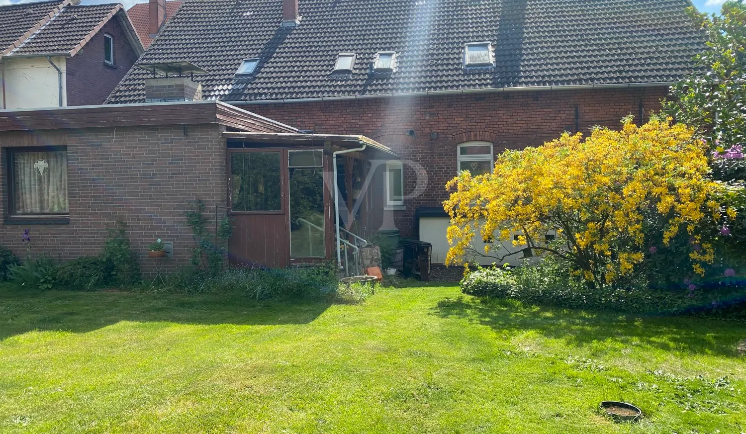 Ansicht vom Garten mit Anbau