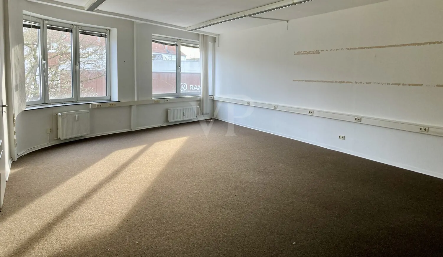 Büroetage mit TG-Stellplätzen zu vermieten – individueller Umbau durch den Vermieter möglich